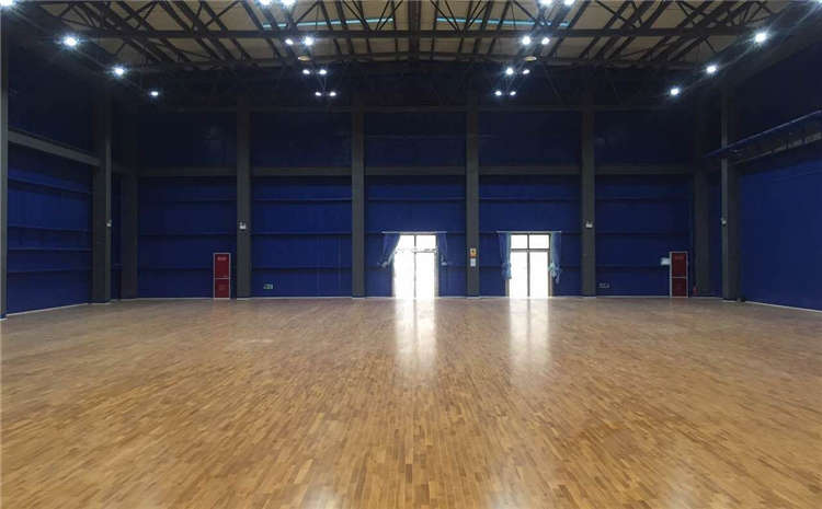 柞木風雨操場運動地板造價是的多少？