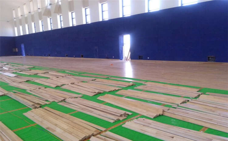 室內(nèi)體育館實(shí)木運(yùn)動(dòng)地板怎么防蟲防潮防腐？