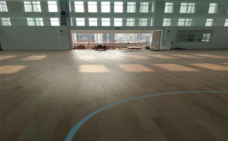 五角楓體育木地板價(jià)格是多少錢？