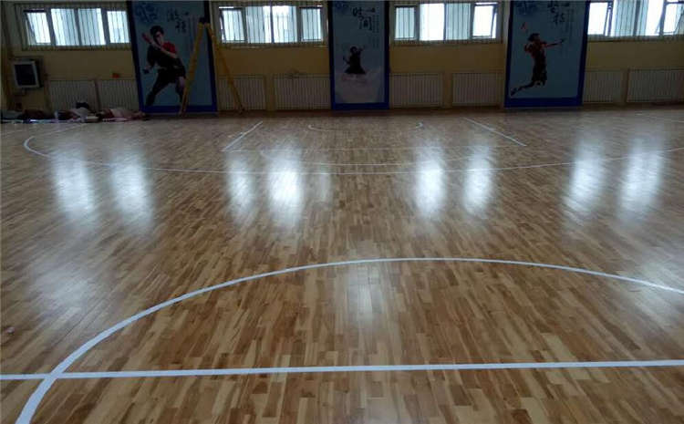 柞木排球館木地板怎么翻新？