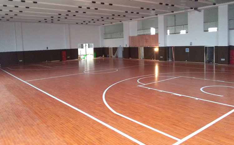 五角楓籃球運動地板廠**哪**好？