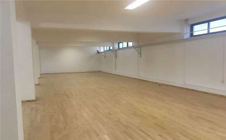 五角楓風(fēng)雨操場地板價格是多少錢？