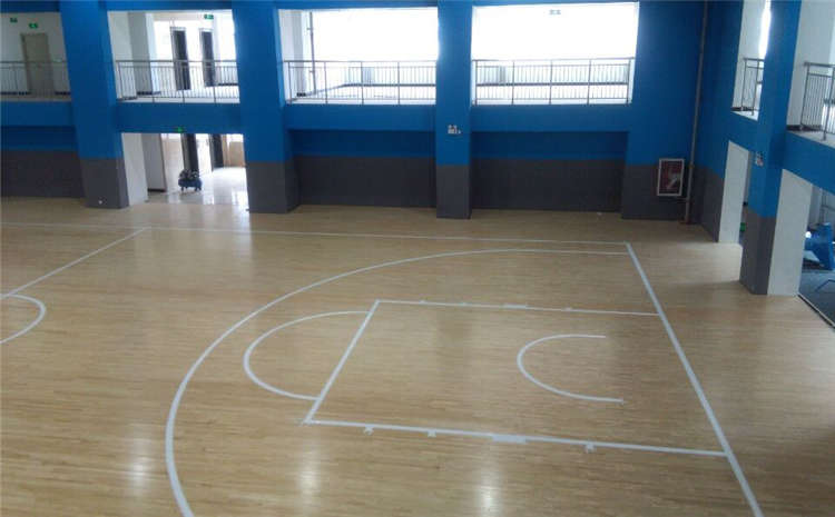 柞木運動體育地板造價是的多少？