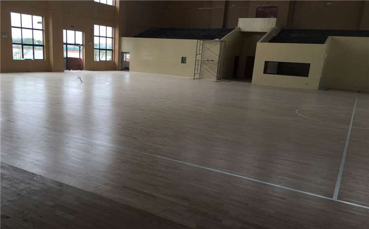 五角楓風(fēng)雨操場運動地板怎么翻新？