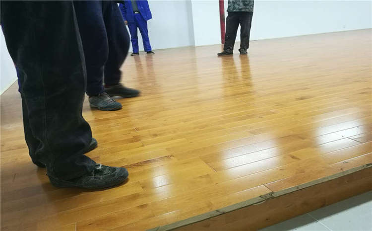 22厚運動體育地板怎么翻新？