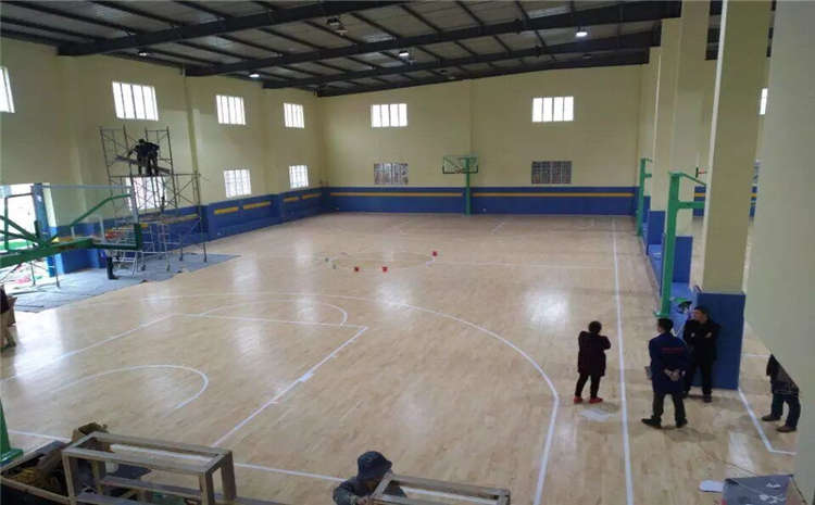 學(xué)校籃球運動地板怎么翻新
