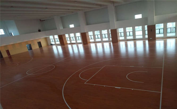 五角楓籃球場地木地板怎么翻新？